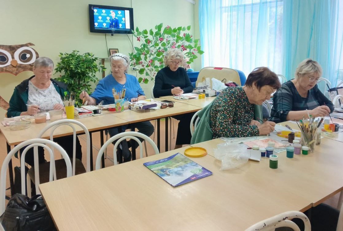 Палитру красок для осеннего пейзажа собрали пенсионеры Пугачевского района